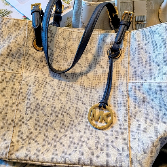 Michael Kors GUC  White Cream And Dark BlueTote Bag - Picture 4 of 11
